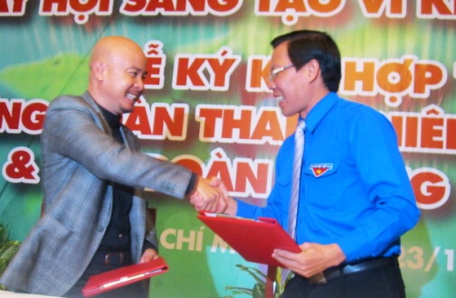 Đồng chí Phan Văn Mãi (bìa phải) và ông Đặng Nguyên Vũ ký kết chương trình Thanh niên sáng tạo khởi nghiệp